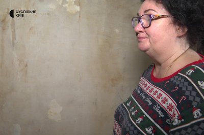 Струмки по стінах, тріщини та цвіль: як живуть мешканці столичного будинку, в який влучив дрон Струмки по стінах, тріщини та цвіль: як живуть мешканці столичного будинку, в який влучив дрон