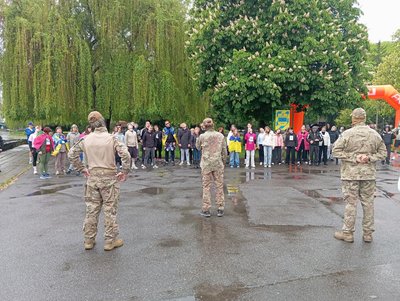Руханка перед початком благодійного забігу Руханка перед початком благодійного забігу