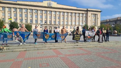 «Віримо, надіємося, чекаємо»: у Черкасах відбулася акція «Не мовчи — полон вбиває» «Віримо, надіємося, чекаємо»: у Черкасах відбулася акція «Не мовчи — полон вбиває»