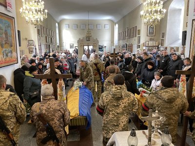 У Полтаві попрощалися із трьома військовими, які загинули на війні з РФ У Полтаві попрощалися із трьома військовими, які загинули на війні з РФ