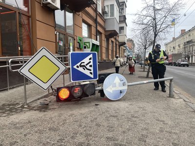 «Не могла стати на ногу»: як почувається Поліна Андрусенко, на яку впав у Полтаві світлофор «Не могла стати на ногу»: як почувається Поліна Андрусенко, на яку впав у Полтаві світлофор