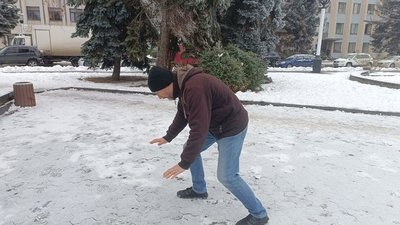 Спосіб ходьби, щоб не впасти під час ожеледиці, листопад 2024 року, Хмельницький Спосіб ходьби, щоб не впасти під час ожеледиці, листопад 2024 року, Хмельницький