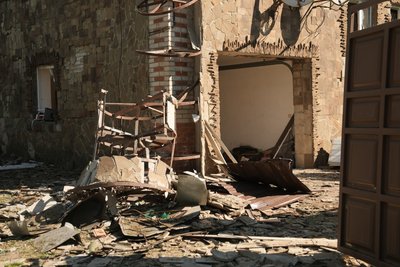 “Кожен день гримить”. Війська РФ розбили триповерховий будинок у Піщаному на Сумщині “Кожен день гримить”. Війська РФ розбили триповерховий будинок у Піщаному на Сумщині