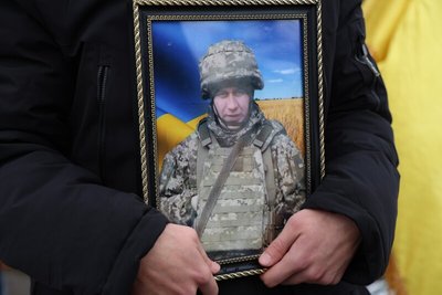 В Луцькій громаді попрощалися з 36-річним солдатом Віктором Чижом В Луцькій громаді попрощалися з 36-річним солдатом Віктором Чижом
