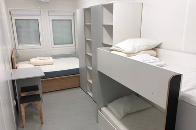 Перукарка з Донецька безоплатно стриже переселенців у модульному містечку Львова Перукарка з Донецька безоплатно стриже переселенців у модульному містечку Львова