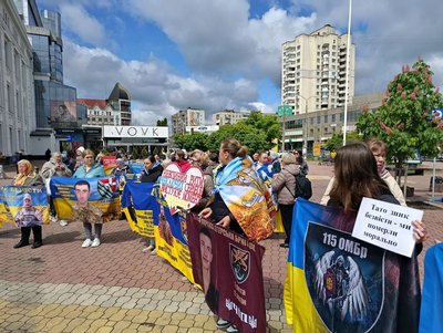"Боремося, чекаємо і сподіваємося": у Хмельницькому відбулась 145 акція "Поверніть Героїв з полону" "Боремося, чекаємо і сподіваємося": у Хмельницькому відбулась 145 акція "Поверніть Героїв з полону"