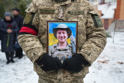 "Він створював красу і любив життя". В Сумах попрощались з воїном Олегом Северином "Він створював красу і любив життя". В Сумах попрощались з воїном Олегом Северином