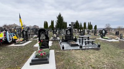 "Будинки за 30 метрів від могил": чому у селі на Чернігівщині люди вимагають від влади зупинити хаотичне поховання "Будинки за 30 метрів від могил": чому у селі на Чернігівщині люди вимагають від влади зупинити хаотичне поховання