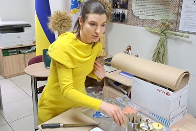 «Зірочки» й «равлики». У Дніпрі на майстер-класі вчилися робити окопні свічки – фоторепортаж «Зірочки» й «равлики». У Дніпрі на майстер-класі вчилися робити окопні свічки – фоторепортаж