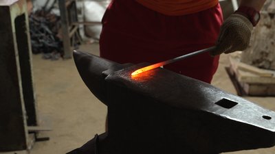 У Чернігівській області волонтери разом з військовими виготовляють скоби для фронту У Чернігівській області волонтери разом з військовими виготовляють скоби для фронту