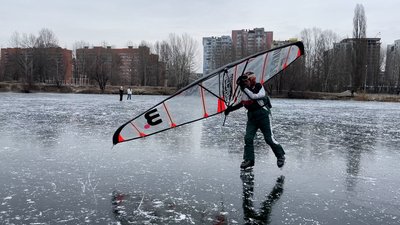 З вінгом на льоду – спортсмен Микола Уваров тренував сумчан на озері Чеха З вінгом на льоду – спортсмен Микола Уваров тренував сумчан на озері Чеха