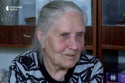 Складає пазли і вишиває ногами: історія жінки з ДЦП з Одещини