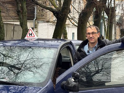"Я олдскульний чувак" : інструктор Глухівської автошколи розповів про 15 років вчителювання "Я олдскульний чувак" : інструктор Глухівської автошколи розповів про 15 років вчителювання