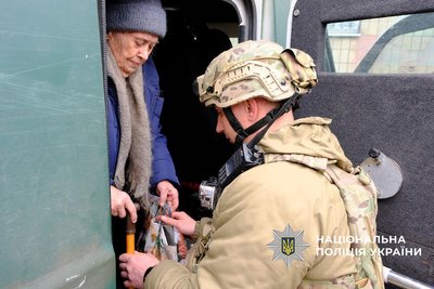 Із Миколаївки евакуювали ще 20 людей: серед них підліток Із Миколаївки евакуювали ще 20 людей: серед них підліток