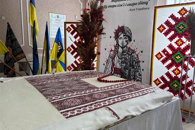Торт у формі вишитої сорочки, який зробили на Буковині до Дня вишиванки Торт у формі вишитої сорочки, який зробили на Буковині до Дня вишиванки