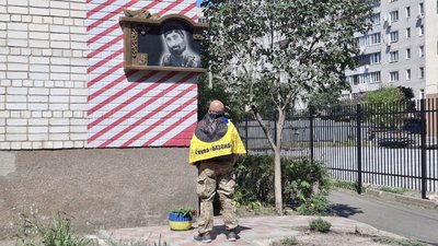 "Ці люди за вас загинули": у Черкасах відбувся автопробіг пам'яті іноземного добровольця "Ці люди за вас загинули": у Черкасах відбувся автопробіг пам'яті іноземного добровольця