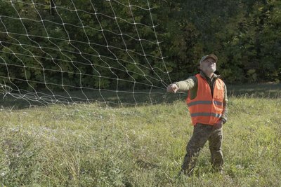 Військовийвстановлює антидронову сітку над дорогою в Харкові Військовийвстановлює антидронову сітку над дорогою в Харкові