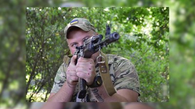 12 днів відбивав штурми: історія нацгвардійця, який зробив перший удар по м'ячеві у футбольному матчі Верес-Полісся 12 днів відбивав штурми: історія нацгвардійця, який зробив перший удар по м'ячеві у футбольному матчі Верес-Полісся