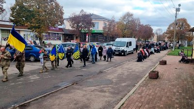 На Чернігівщині поховали військових Віктора Телушка та Євгенія Притику На Чернігівщині поховали військових Віктора Телушка та Євгенія Притику