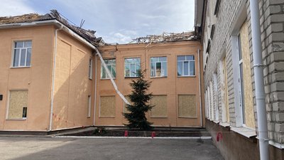 Пошкоджений російськими ударами ліцей в Балаклії на Харківщині Пошкоджений російськими ударами ліцей в Балаклії на Харківщині