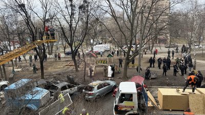 Двір багатоповерхівки, куди влучив російський дрон Двір багатоповерхівки, куди влучив російський дрон