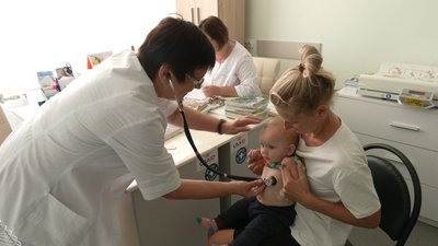 Лікарка-педіатр Ірина Мироненко приймає пацієнта у відремонтованому кабінеті Менського центру первинної медико-санітарної допомоги