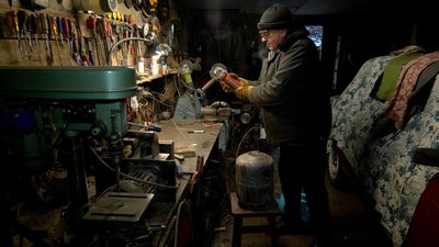 Окопні свічки, пічки та буржуйки: родина з Вінниччини допомагає фронту Окопні свічки, пічки та буржуйки: родина з Вінниччини допомагає фронту