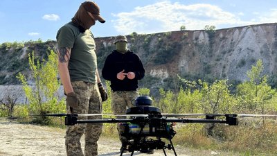 Оператори дронів 56-ї ОМПБр готують дрон "Вампір" до польоту Донецька область 25 квітня 2025 рік Оператори дронів 56-ї ОМПБр готують дрон "Вампір" до польоту Донецька область 25 квітня 2025 рік