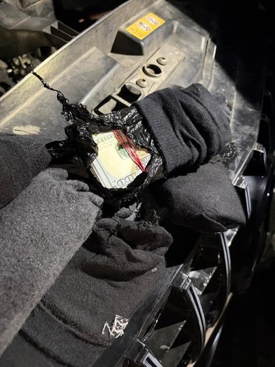 На Одещині прикордонники виявили понад 270 тис доларів, схованих у шкарпетках в автомобілі На Одещині прикордонники виявили понад 270 тис доларів, схованих у шкарпетках в автомобілі