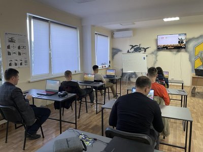 Стати пілотом FPV за тиждень: як працює школа ударних дронів Kill House у Черкасах Стати пілотом FPV за тиждень: як працює школа ударних дронів Kill House у Черкасах