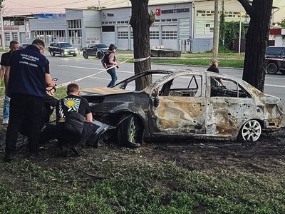 Згорілий автомобіль внаслідок російського ракетного удару по Шевченківському району Згорілий автомобіль внаслідок російського ракетного удару по Шевченківському району