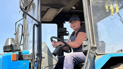 "Хтось має це робити". У Снігурівці відкрили курси трактористок: перші випускниці вже готуються до іспитів "Хтось має це робити". У Снігурівці відкрили курси трактористок: перші випускниці вже готуються до іспитів