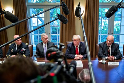 Герберт Макмастер, Джеймс Меттіс, Дональд Трамп та Джон Келлі у Білому домі 5 жовтня 2017 року Герберт Макмастер, Джеймс Меттіс, Дональд Трамп та Джон Келлі у Білому домі 5 жовтня 2017 року
