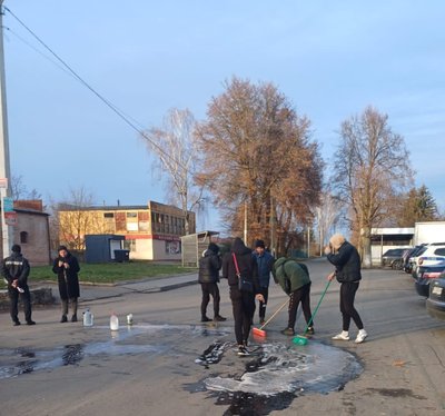 Троє хлопців із Луцька відмивали сільську дорогу після дрифту Троє хлопців із Луцька відмивали сільську дорогу після дрифту