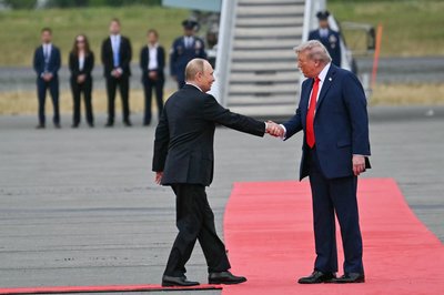 Зустріч президента США Дональда Трампа з президентом Росії Володимиром Путіним (ліворуч) в Анкориджі, Аляска, 15 серпня 2025 року Зустріч президента США Дональда Трампа з президентом Росії Володимиром Путіним (ліворуч) в Анкориджі, Аляска, 15 серпня 2025 року