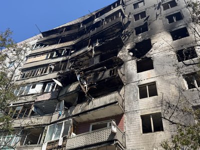 “Усе в сажі, доведеться викинути”. Атака дрона на багатоповерхівку в Краматорську: як жителі оговтуються після обстрілу