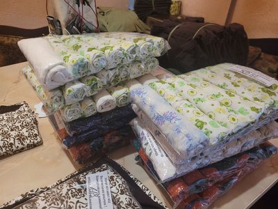 У Луцьку волонтери у квартирі шиють одяг для військових У Луцьку волонтери у квартирі шиють одяг для військових