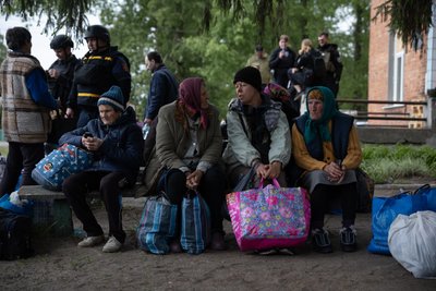 Люди евакуюютья з Вовчанська Люди евакуюютья з Вовчанська
