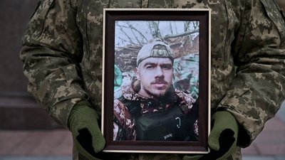 Рік вважали зниклим безвісти: попрощалися з добровольцем Євгеном Грабовим у Рівному Рік вважали зниклим безвісти: попрощалися з добровольцем Євгеном Грабовим у Рівному