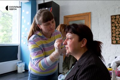"Намагаємось зробити жінок ще кращими та красивішими": в Одесі переселенки опановують професію майстра-бровіста "Намагаємось зробити жінок ще кращими та красивішими": в Одесі переселенки опановують професію майстра-бровіста