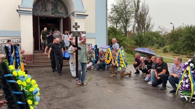 У Херсоні попрощались із загиблим військовим Федором Лозовичем У Херсоні попрощались із загиблим військовим Федором Лозовичем