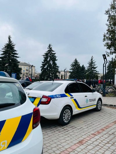 Штовханина з поліцією і виклик швидкої — у Коростені на Житомирщині пенсіонери-чорнобильці вийшли на протест Штовханина з поліцією і виклик швидкої — у Коростені на Житомирщині пенсіонери-чорнобильці вийшли на протест