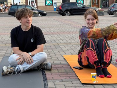 Лежачий мітинг на карематах на підтримку ексміністра оборони Михайла Федорова відбувся у Рівному Лежачий мітинг на карематах на підтримку ексміністра оборони Михайла Федорова відбувся у Рівному