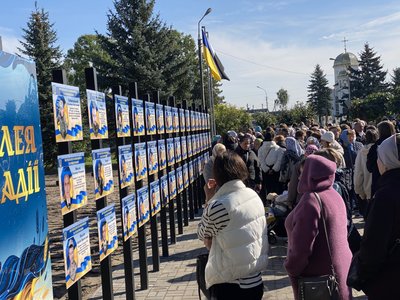 В громаді на Волині відкрили "Алею Надії" зі світлинами зниклих і полонених бійців В громаді на Волині відкрили "Алею Надії" зі світлинами зниклих і полонених бійців