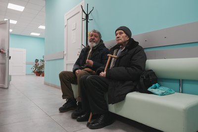 літні чоловіки, пенсіонери, Ізюм, лікарня літні чоловіки, пенсіонери, Ізюм, лікарня