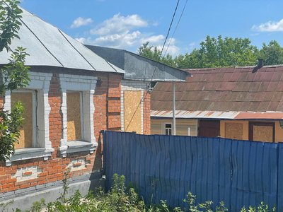 Пошкоджені будівлі та OSB-листи замість вікон: як живе село Самотоївка на Сумщині після обстрілів Пошкоджені будівлі та OSB-листи замість вікон: як живе село Самотоївка на Сумщині після обстрілів