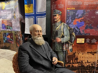 У Чернівцях відкрили виставку з реалістичними фігурами видатних українців У Чернівцях відкрили виставку з реалістичними фігурами видатних українців
