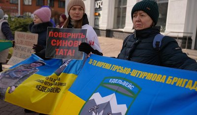 "Вони перебувають між небом і землею": у Хмельницькому відбулася акція на підтримку військовополонених "Вони перебувають між небом і землею": у Хмельницькому відбулася акція на підтримку військовополонених