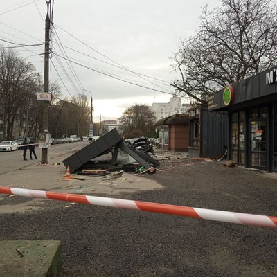 У Хмельницькому автомобіль на швидкості влетів в зупинку: є загиблі У Хмельницькому автомобіль на швидкості влетів в зупинку: є загиблі