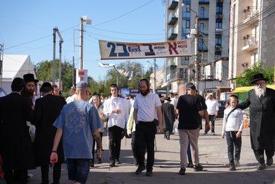 Гуляння під час війни: як хасиди зустрічають 5786 рік — фоторепортаж з Умані